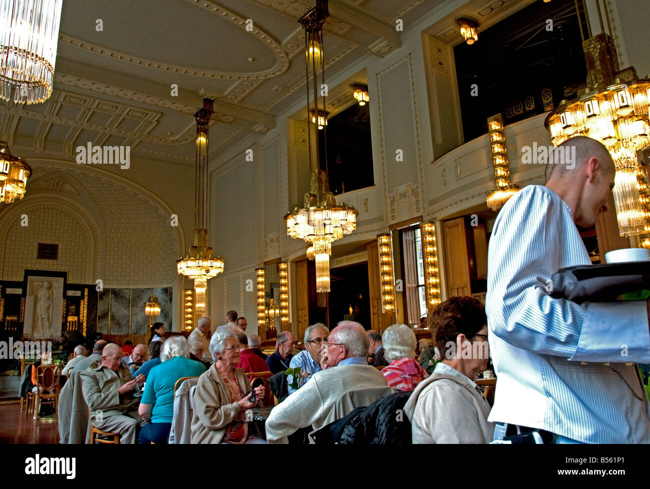 Art-Nouveau-Café im Prager Gemeindehaus Obecni Dum nur zu redaktionellen Zwecken Stockfoto
