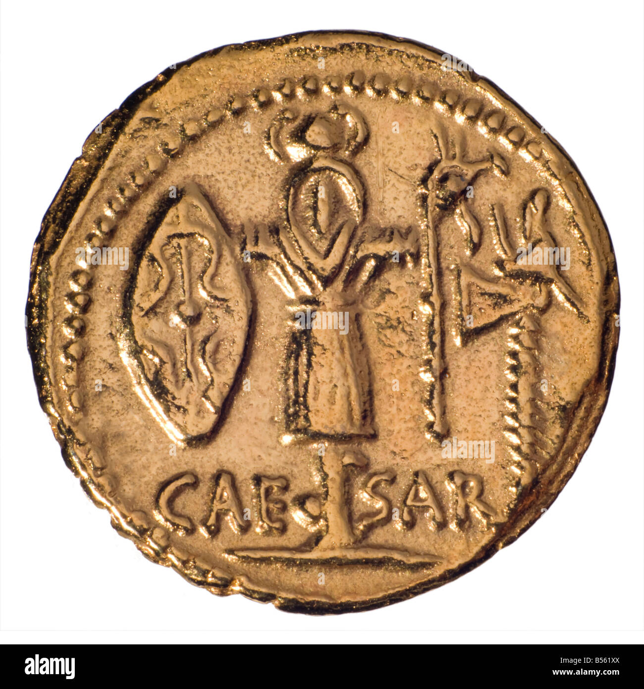 Gold Roman Aureus Coin (Nachbau). Julius Caesar, geprägt, 48-47BC. Revers: Trophäe der gallischen Waffen Stockfoto