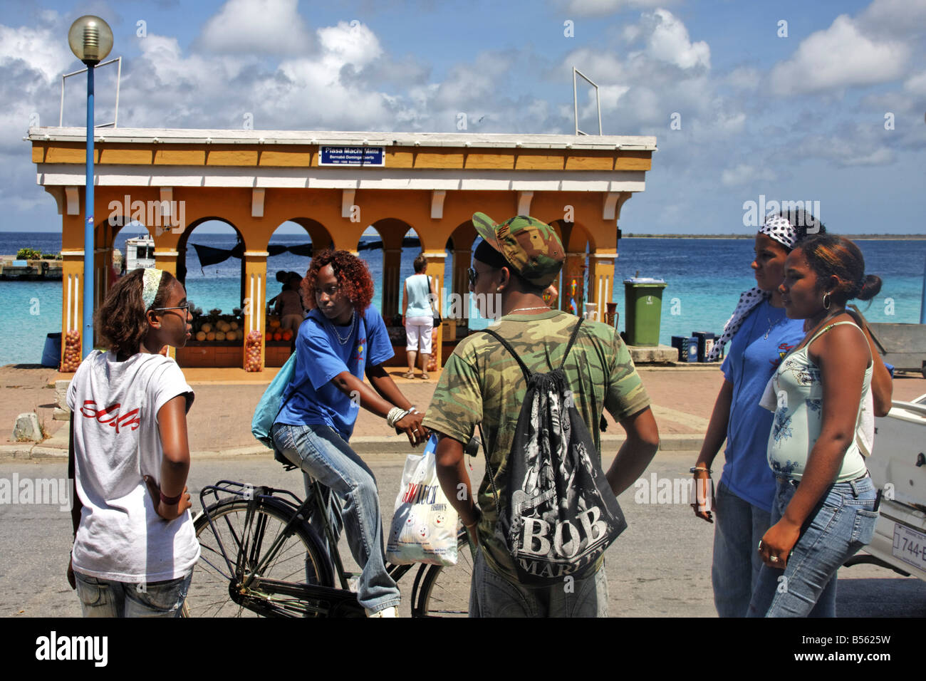 Antillen Bonaire Kralendijk einheimische Kinder mit Fahrrädern Promenade Stockfoto