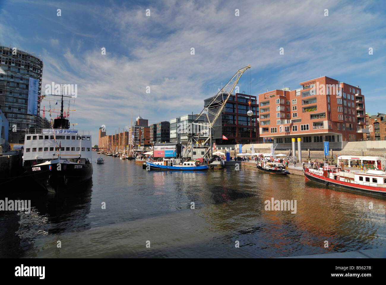 Der neue Hafen für Traditionsschiffe im Sandtorhafen in der Harbourcity "Hafencity" in Hamburg, Deutschland mit alten historischen Schiffen Stockfoto