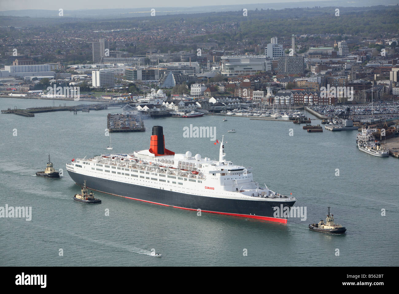 QE2, The Queen Elizabeth 2, so dass Southampton auf ihre endgültige Welt Kreuzfahrt vor der Pensionierung. Luftaufnahme. Stockfoto