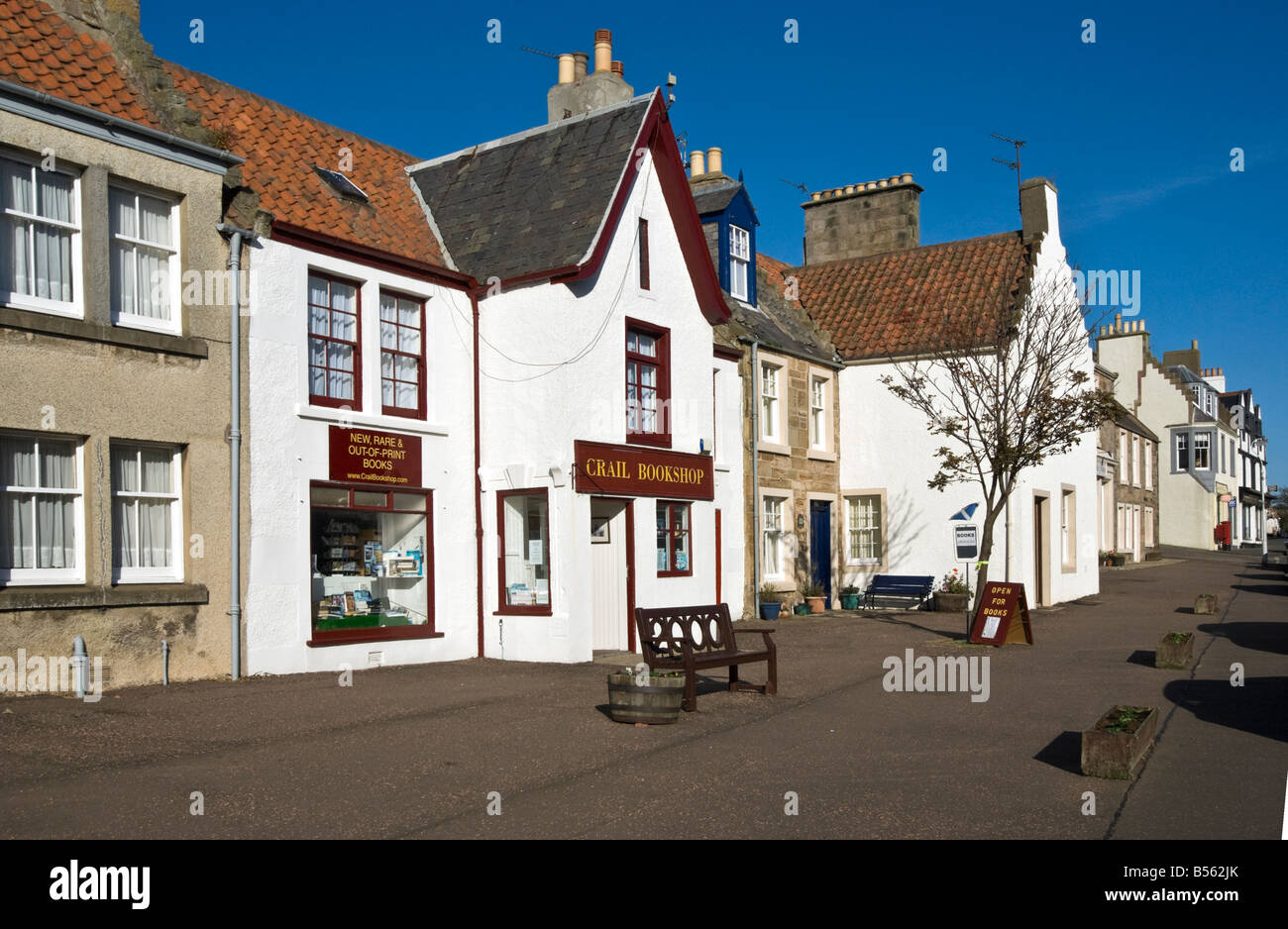 Straße in Crail Fife Schottland mit traditionellen Häusern und Geschäften Stockfoto