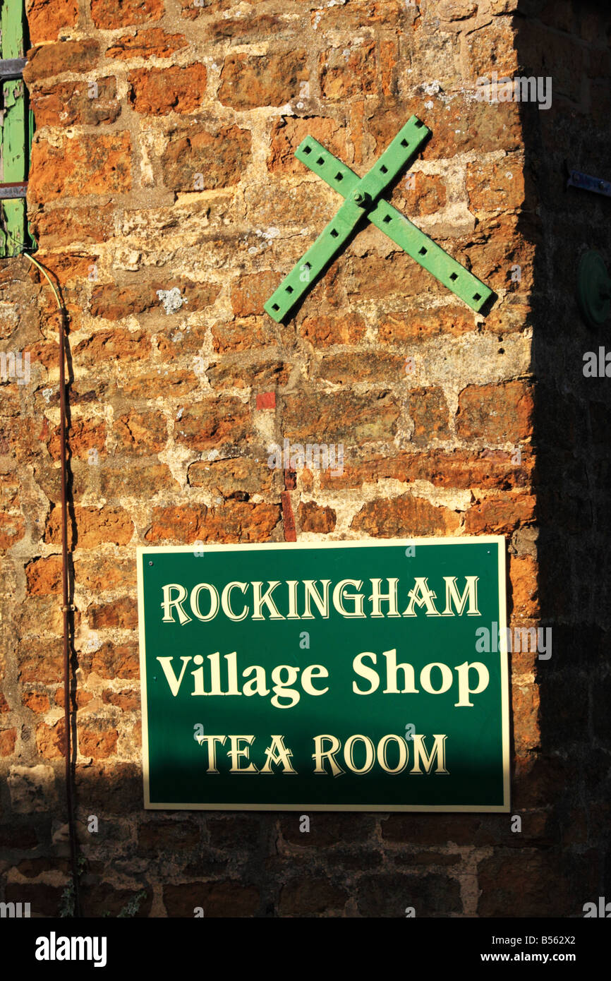 Ein Zeichen für einen Dorfladen Tee eine schöne Stein Wand befestigt Stockfoto