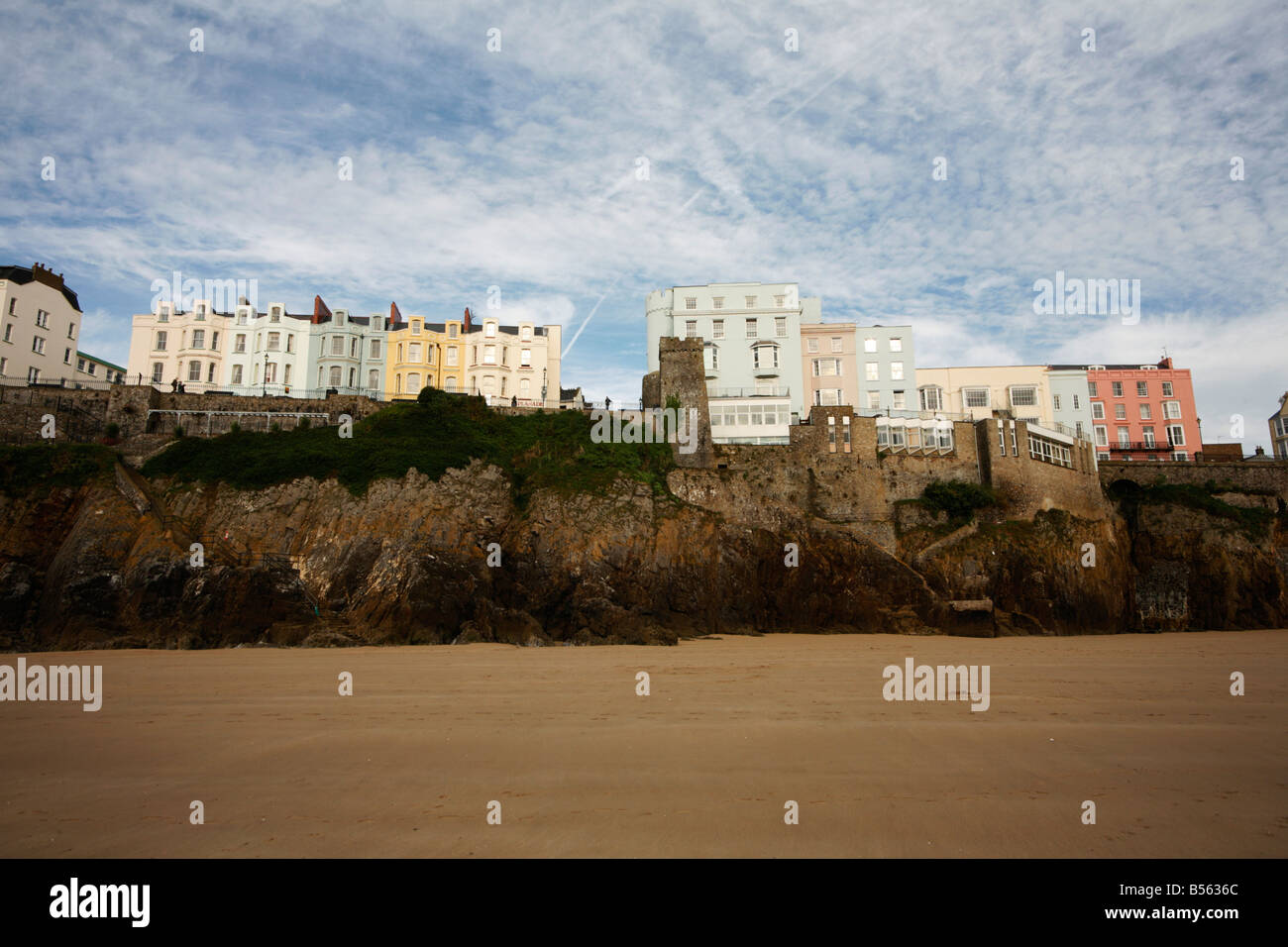 Viktorianische Häuser mit Blick auf den Strand von Tenby Pembrokeshire, Wales Stockfoto