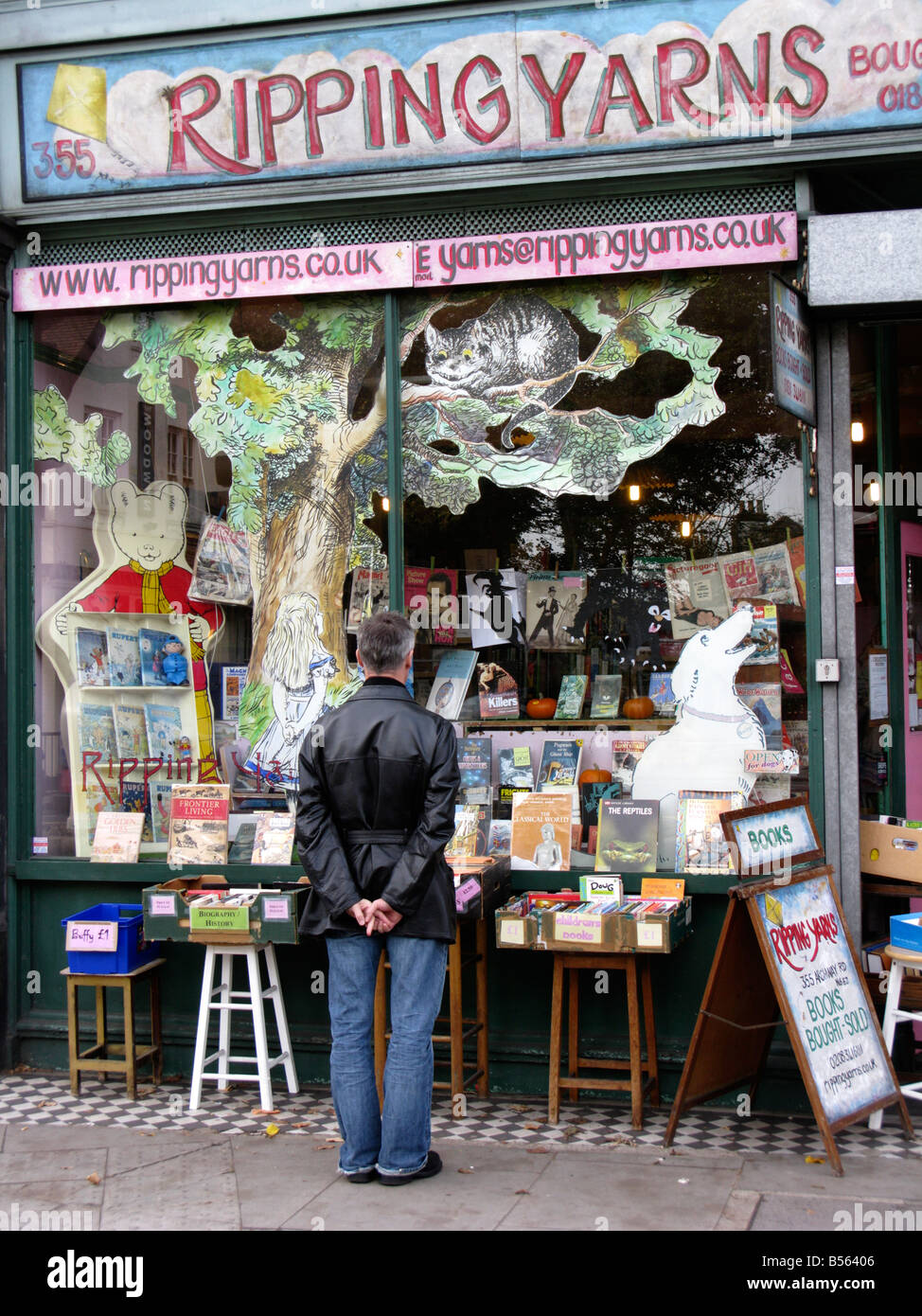 Mann stand vor dem Schaufenster des Secondhand-Buchladen in Highgate, London Stockfoto