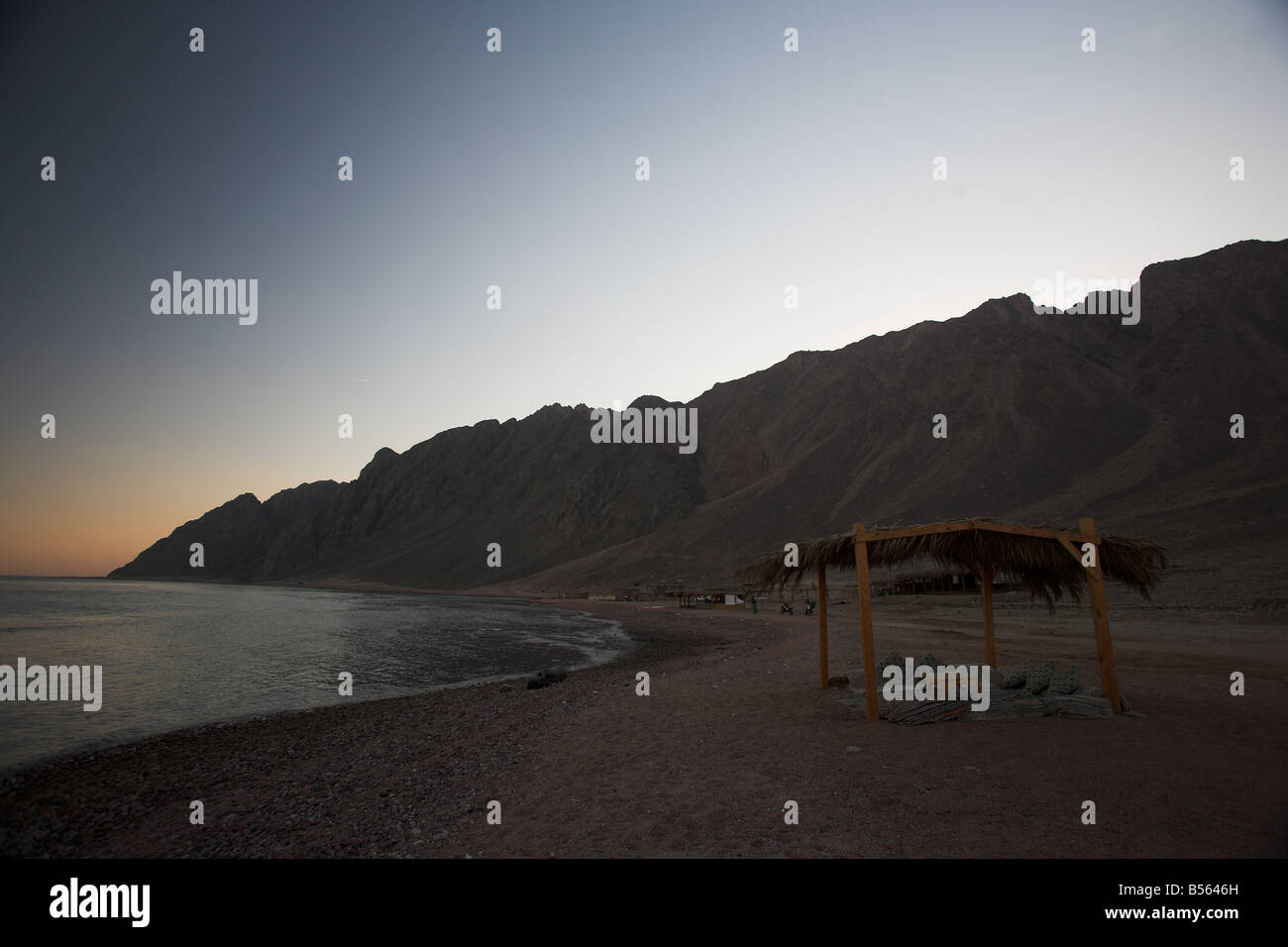 Sonnenuntergang an der Küste in der Nähe der drei Pools Tauchplatz in der Nähe von Dahab, Sinai-Halbinsel in Nord-Afrika. Stockfoto