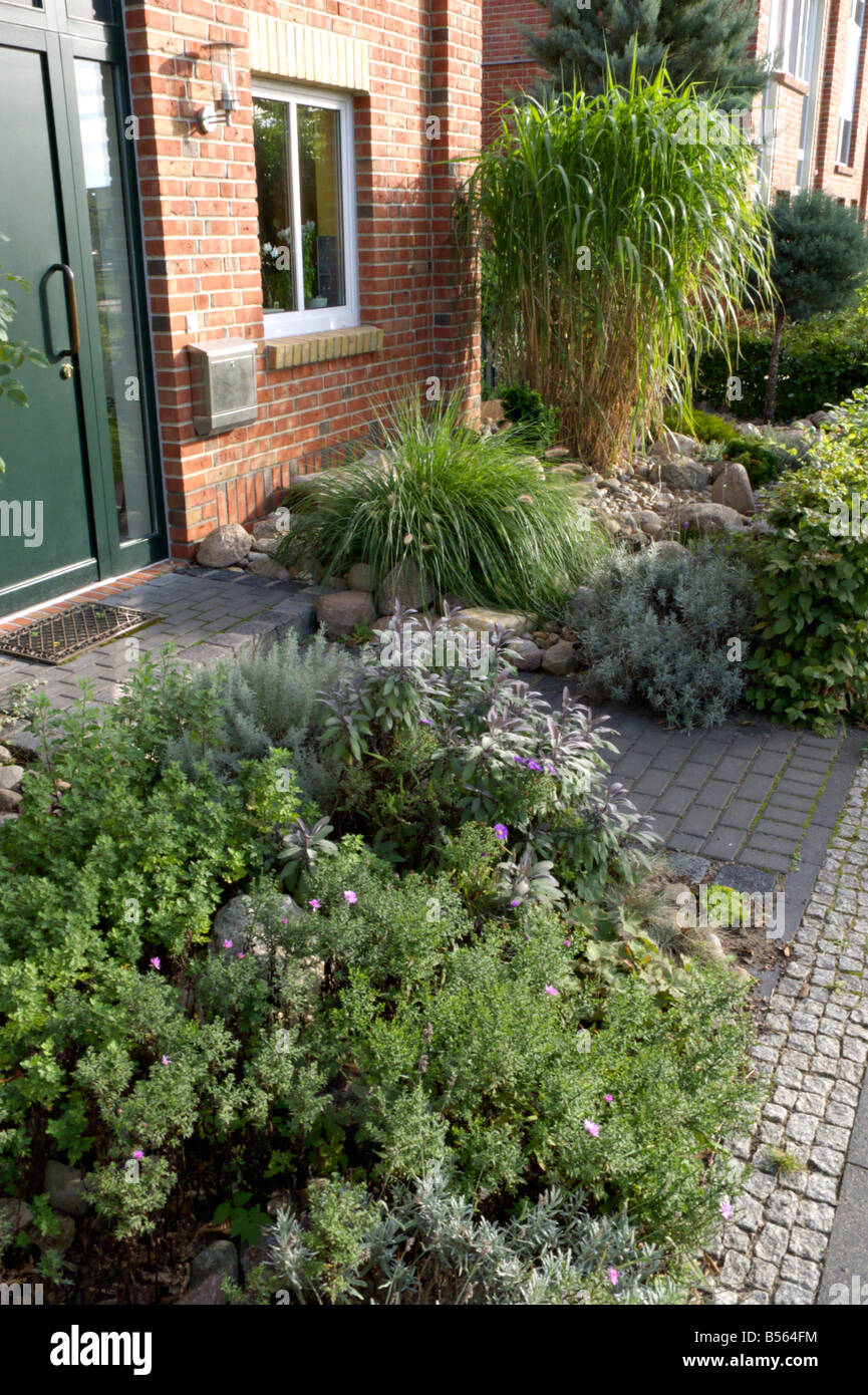 Vorderer Garten eines Reihenhäuser Immobilien Stockfoto