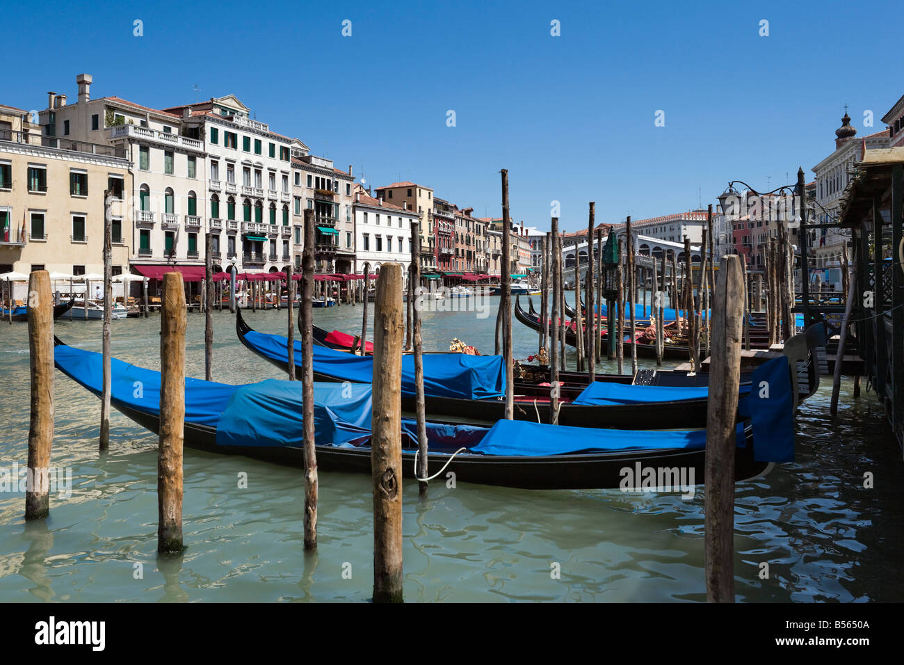 Gondeln auf dem Canale Grande mit der Rialtobrücke in den Hintergrund, San Marco, Venedig, Veneto, Italien Stockfoto