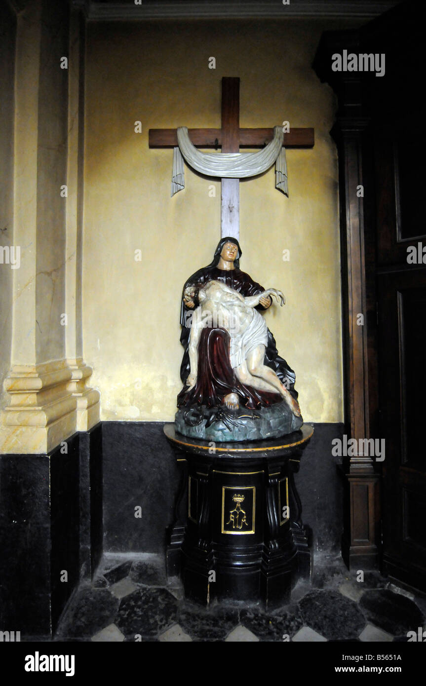 Eine Statue der Maria mit Jesus Christus Leiche an der Unterseite des Kreuzes, in der Kathedrale von St. Stanislas in Krakau, Polen Stockfoto