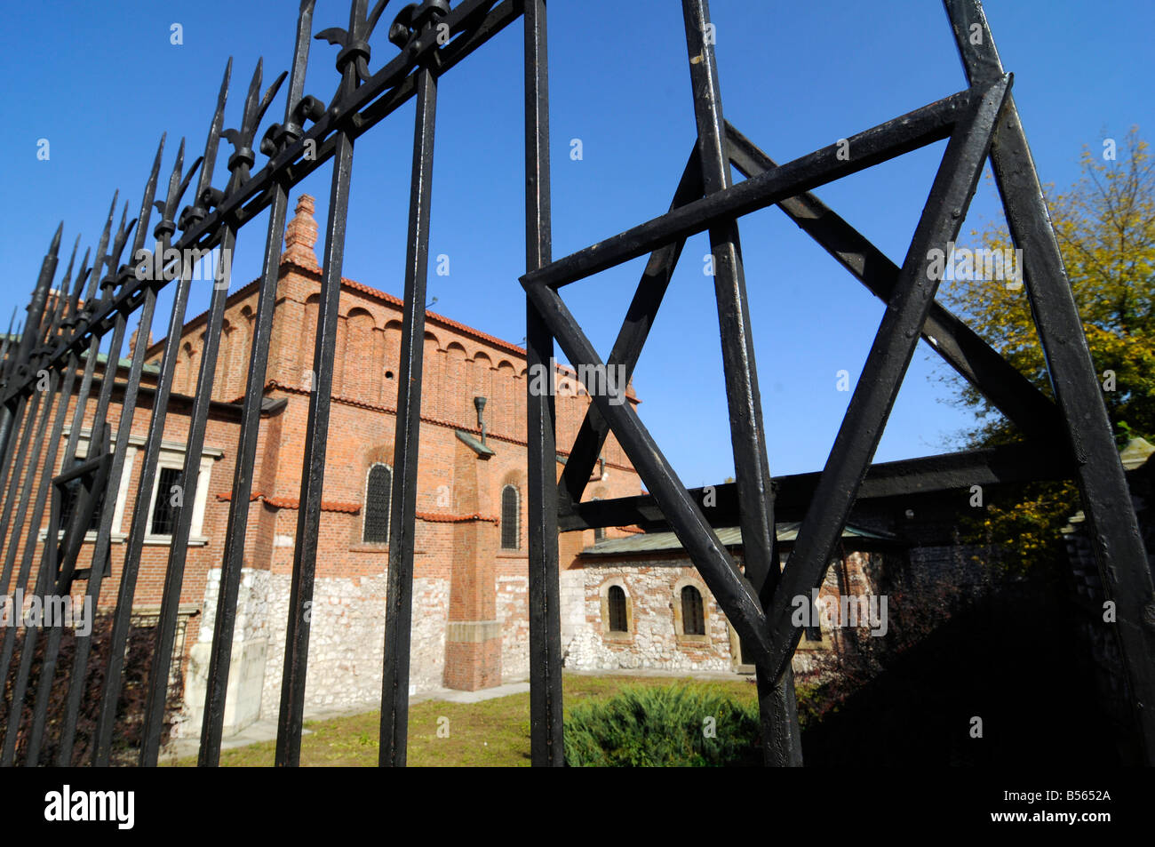 Ein David Star auf dem äußeren Zaun einer antiken Synagoge in Kazimierz, das alte jüdische Viertel von Krakau, Polen. Stockfoto