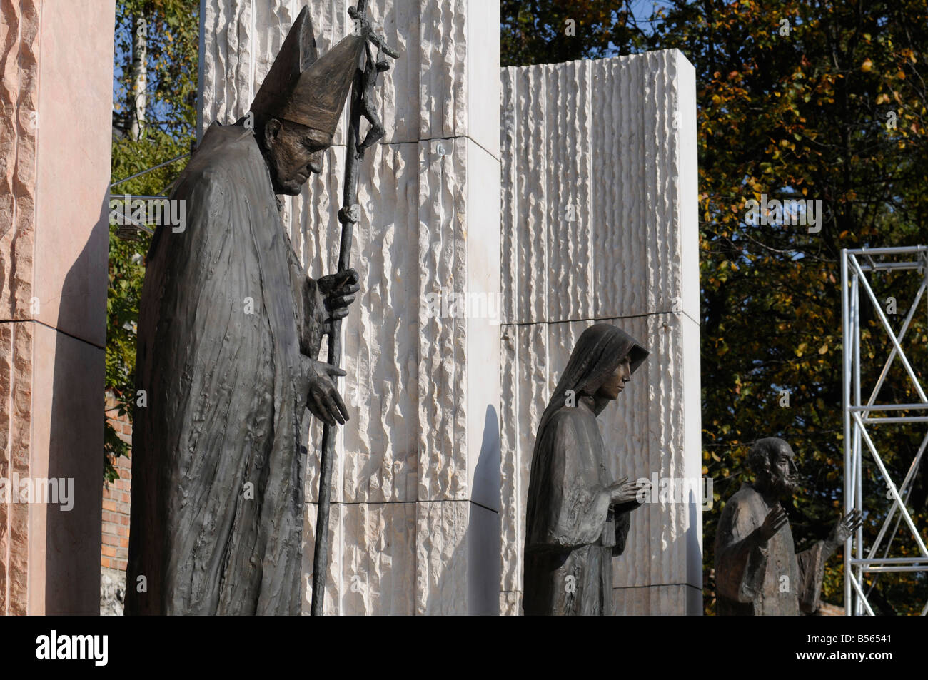 Eine Statue aus verstorbenen polnischen Papst Johannes Paul 2, im Hof der Kirche St. Stanislas, in Krakau, Polen. Stockfoto