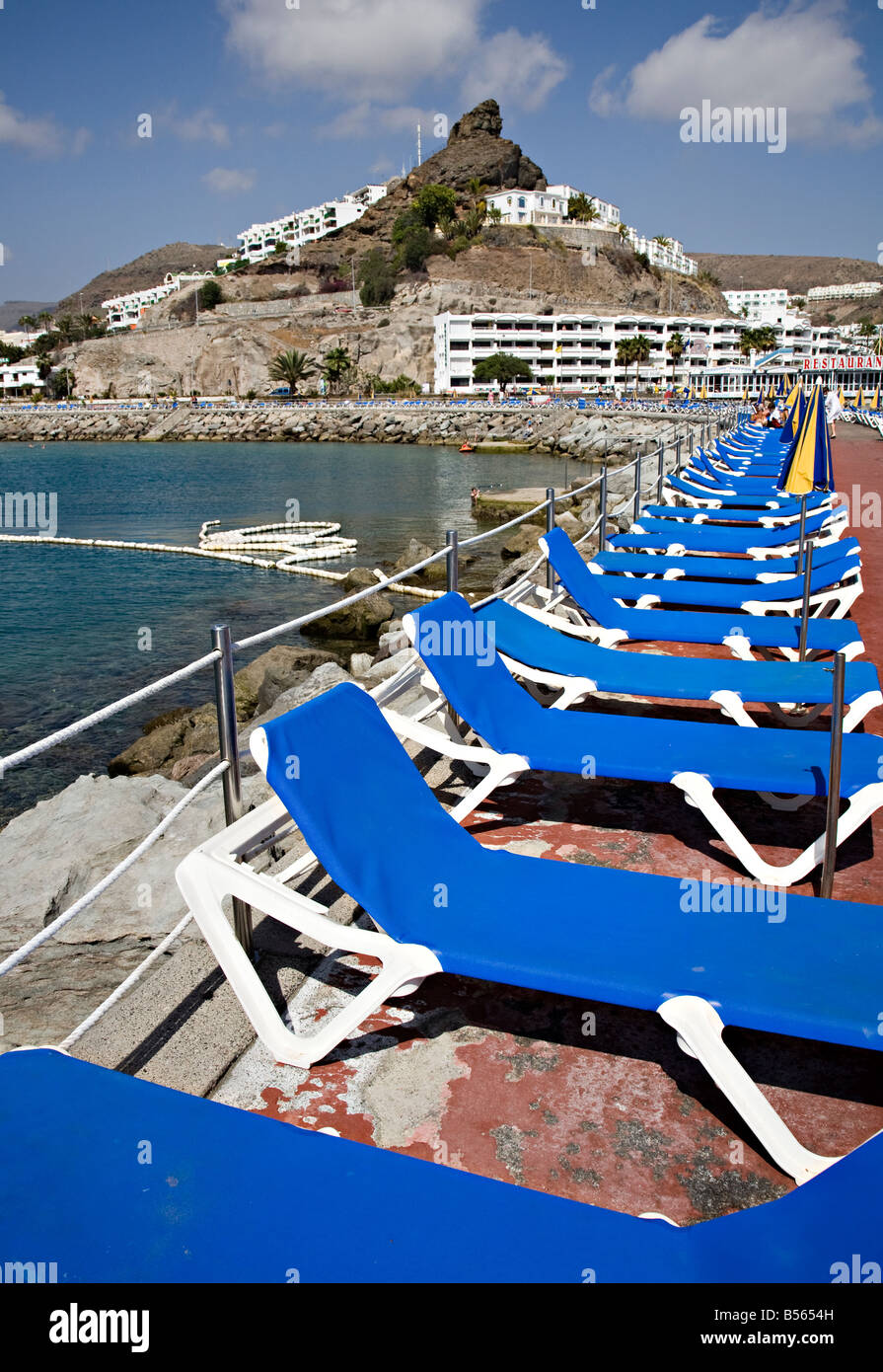 Blaue Sonnenliegen Puerto Rico Gran Canaria Spanien Stockfoto