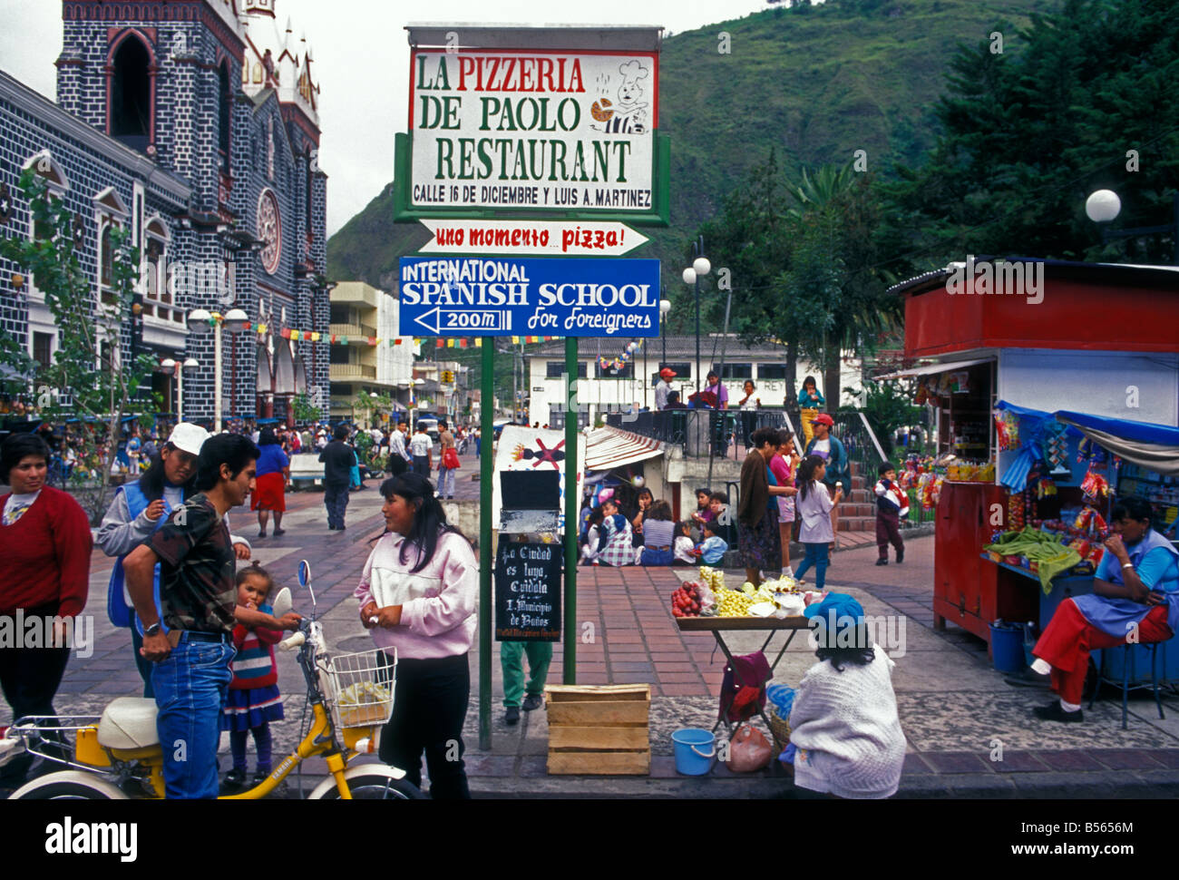 Ecuadorans ecuadorianischen Volk Shopper Shopping in der Hauptstadt von Banos in der Provinz Tungurahua in Ecuador Südamerika Stockfoto