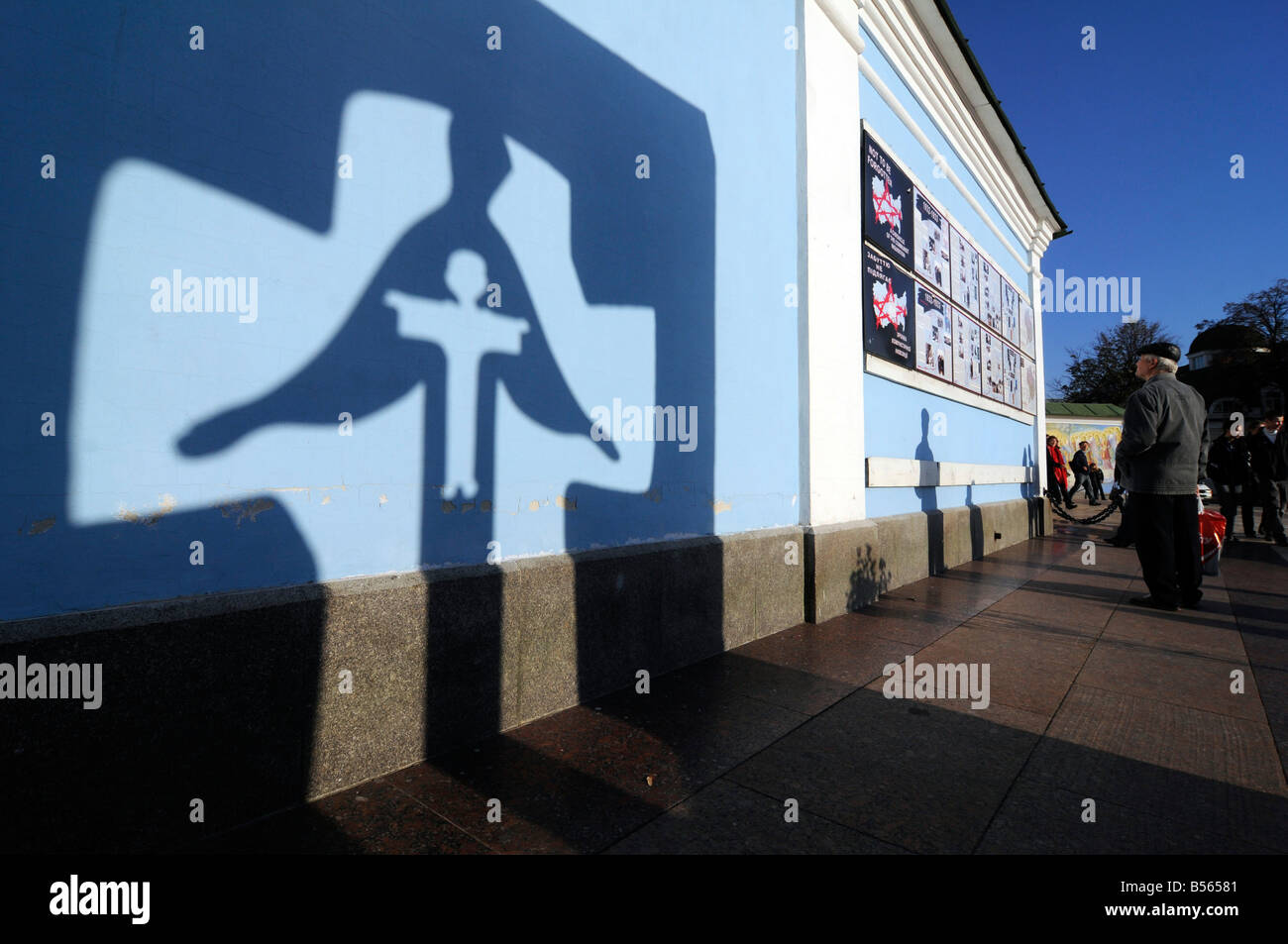 Im Schatten der ein Denkmal über der großen Hungersnot (Holodomor) spiegelt sich an der Außenwand des Klosters St. Michael, Kiew Stockfoto