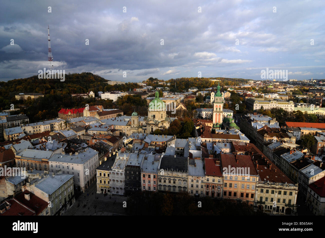 Luftaufnahme des Marktplatzes ("Rynek") in der zentralen Lvov, Ukraine Stockfoto
