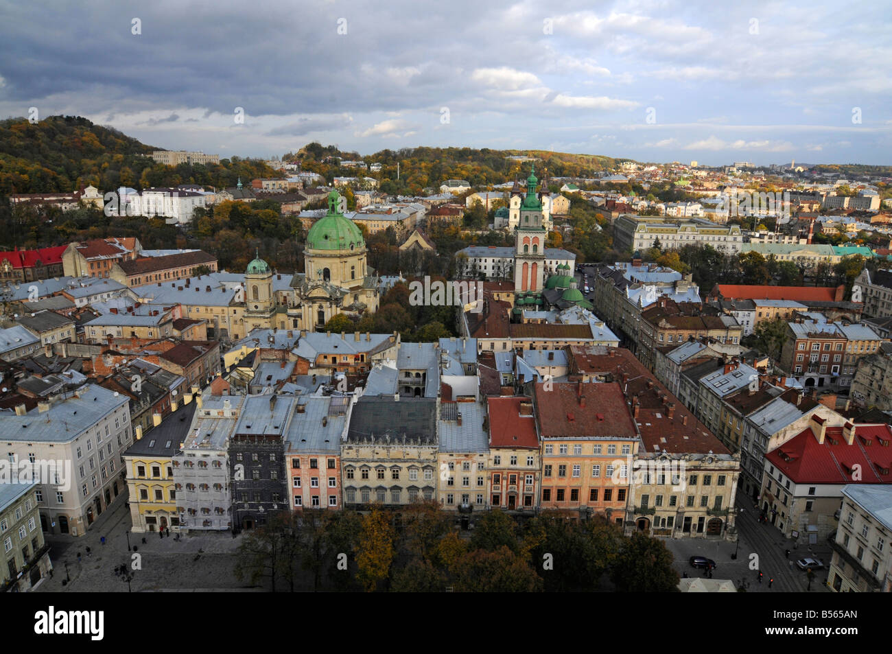 Luftaufnahme des Marktplatzes ("Rynek") in der zentralen Lvov, Ukraine Stockfoto