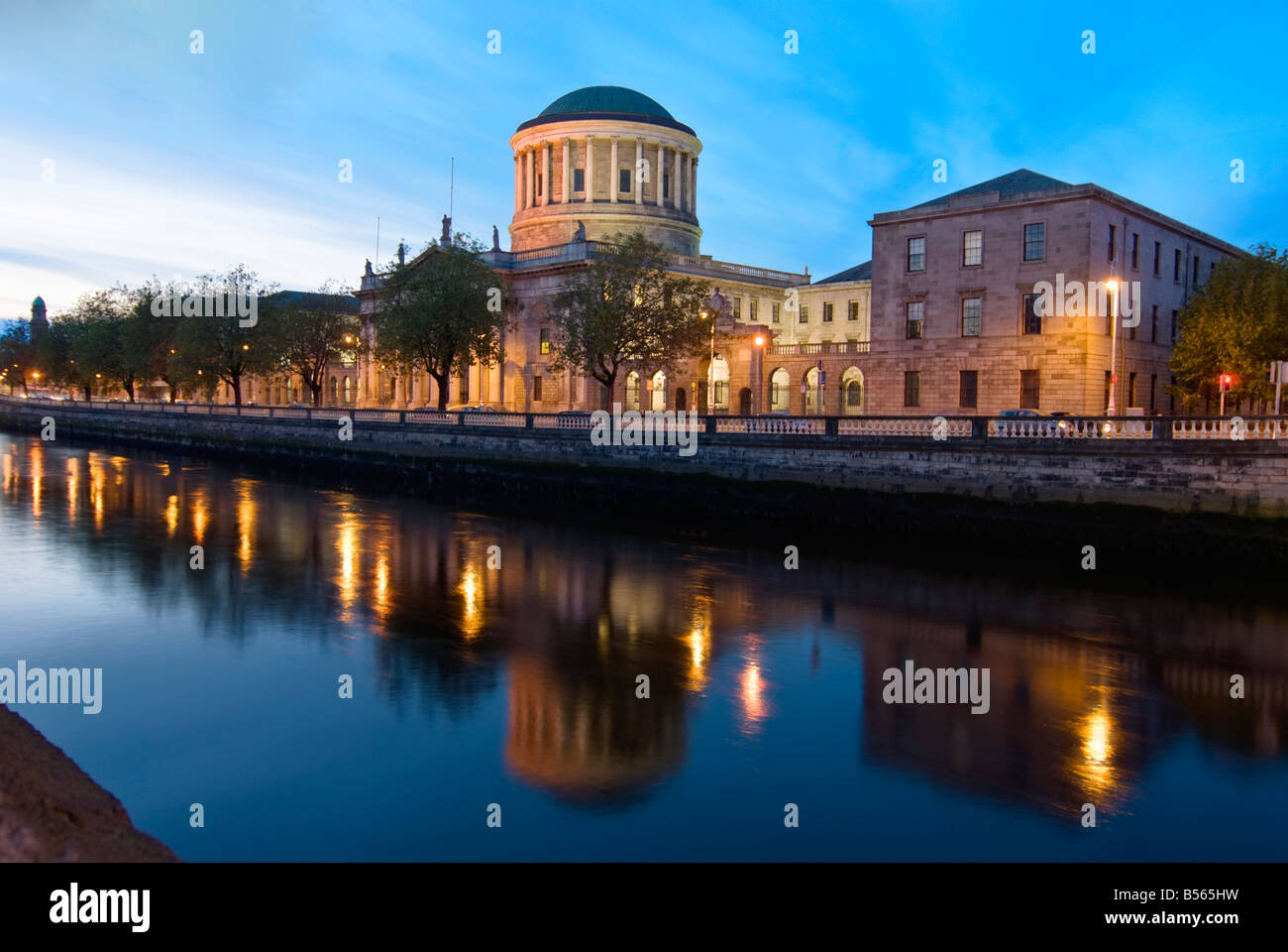 Die vier Gerichte und den Fluss Liffey in Dublin Stadt bei Nacht Stockfoto