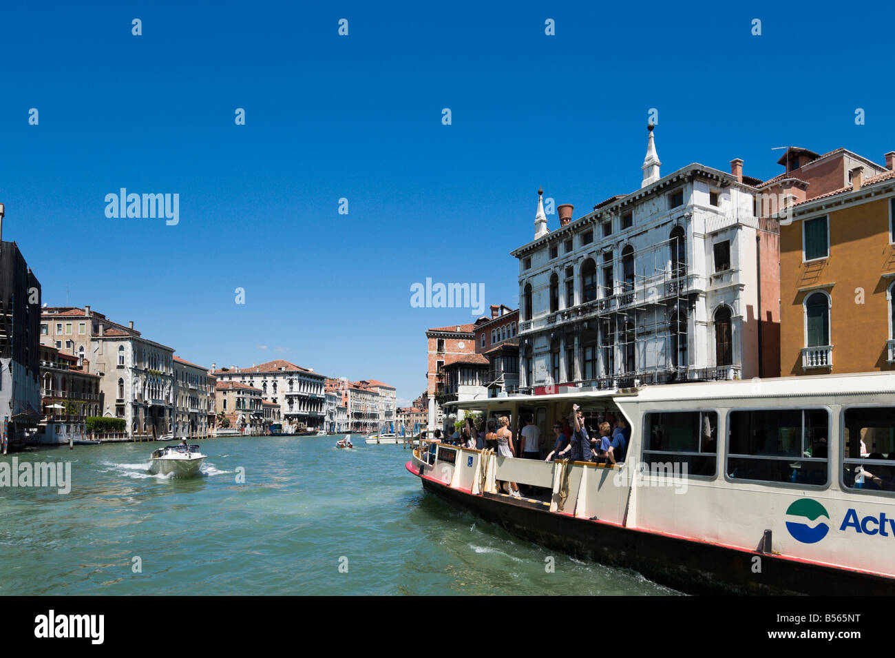 Eine Vaporetto oder Wasser-Bus auf den Canal Grande, Venedig, Veneto, Italien Stockfoto