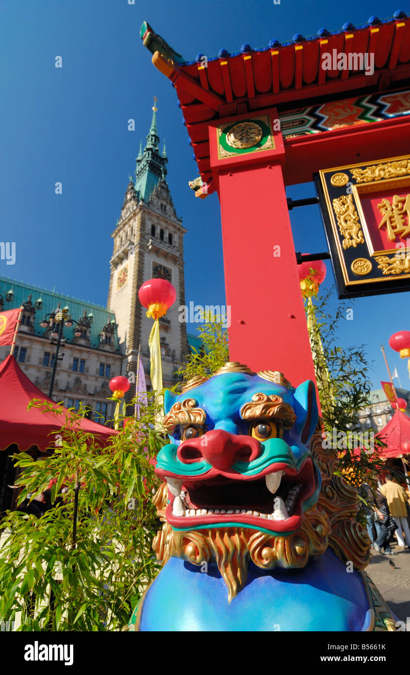 Das Eingangstor des chinesischen Marktes auf dem Rathausmarkt während der China Time Festival 2008 in Hamburg. Hamburg ist ein Zwilling Stockfoto