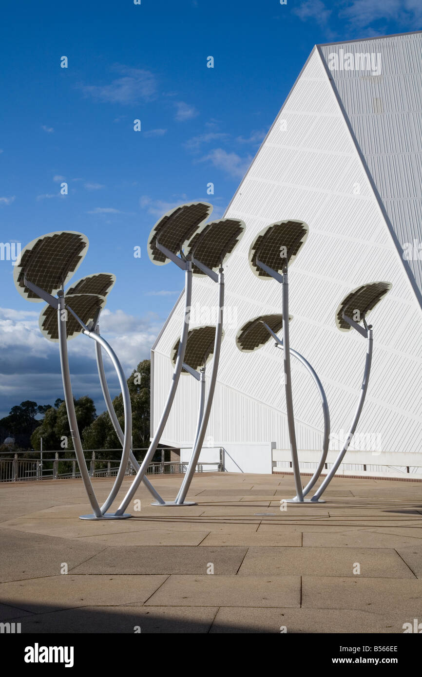 Materne Pennino Hoare (Architekten) waren die Designer dieser solar Mallee Bäume, angebracht an der Adelaide Arts Precinct Stockfoto