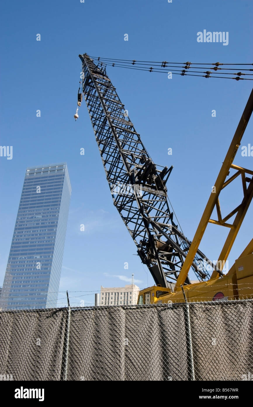 Ein Kran ist auf dem Gelände des World Trade Center in New York gesehen. Stockfoto