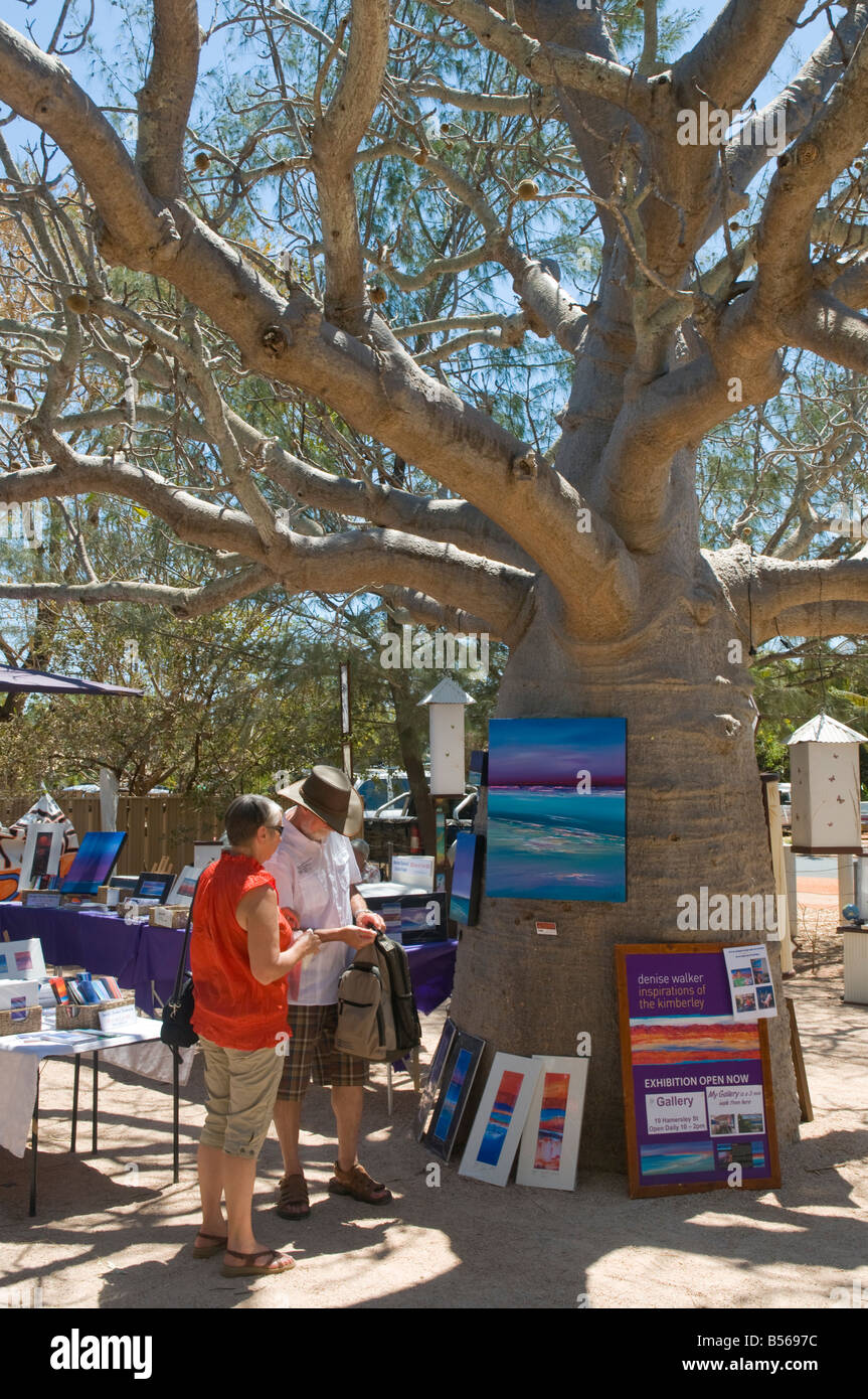 Die Broome-Märkte finden jeden Samstag und Sonntag auf dem Gelände des örtlichen Hofhauses im Schatten eines Boab-Baumes statt Stockfoto