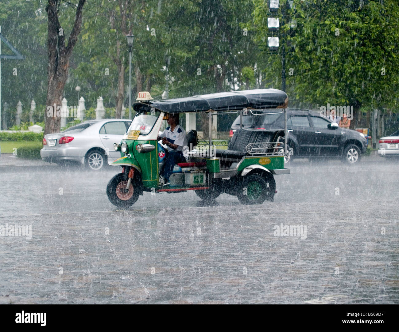 Tuk Tuk im Regen in Bangkok Thailand Stockfoto
