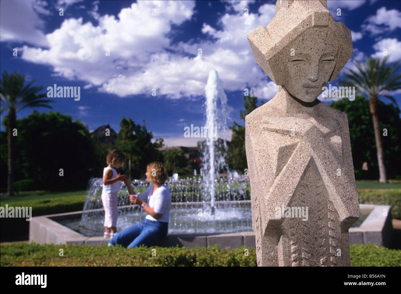 Statue, entworfen vom amerikanischen Architekten Frank LLoyd Wright auf dem Gelände des Biltmore Hotel, Phoenix, Arizona, USA Stockfoto