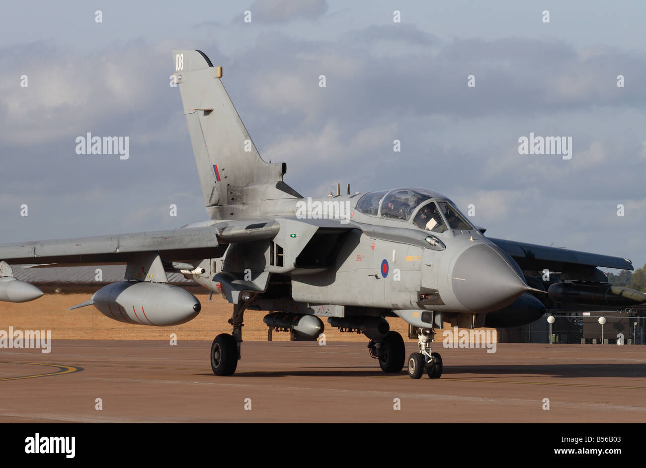RAF Tornado GR4 Bomber Jagdflugzeug mit Underwing Kraftstofftanks taxying auf dem Flug Zerstreuung Vorfeld 2008 Stockfoto