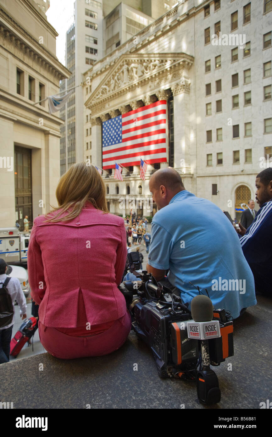 TV-Crew eine Pause während der Berichterstattung über die Finanzkrise des Jahres 2008 Credit Crunch auf Wall Street, New York Stockfoto