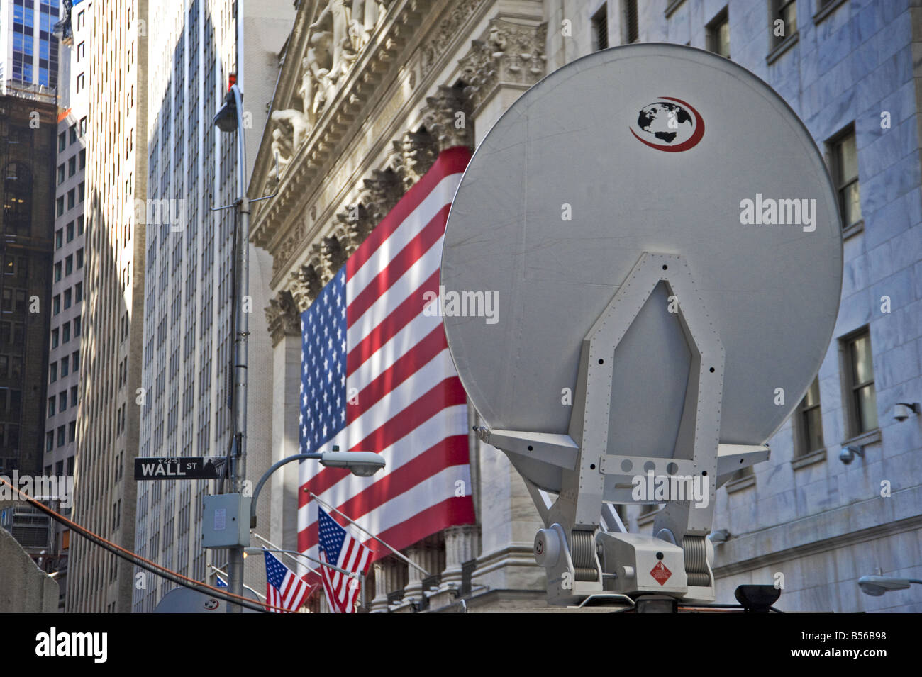 TV-Unternehmen Gericht Satellitensender außerhalb New York Stock Exchange während der Credit Crunch Finanzkrise des Jahres 2008 Stockfoto