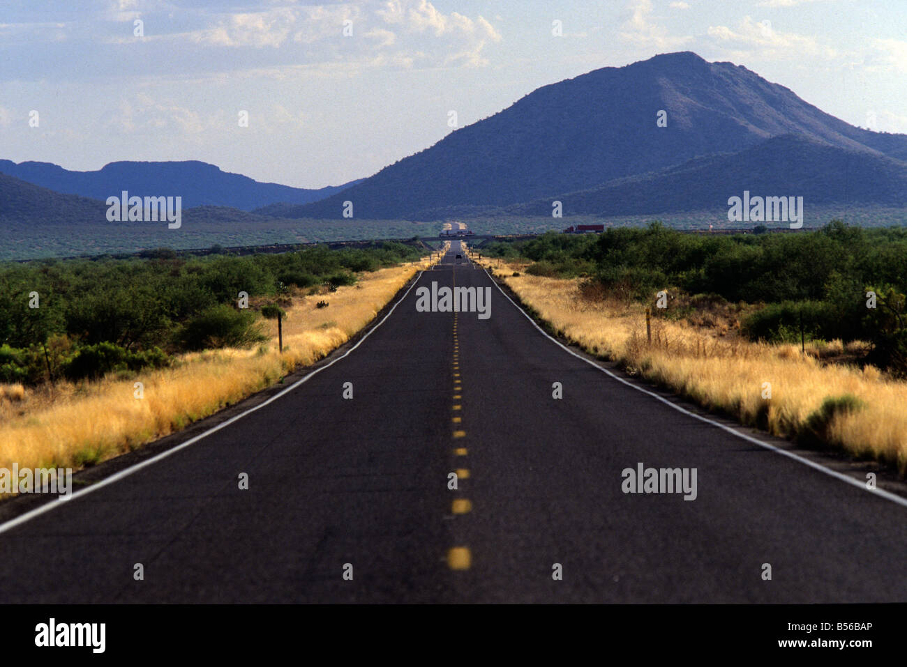 Eine gerade Straße durch Arizona, USA Stockfoto