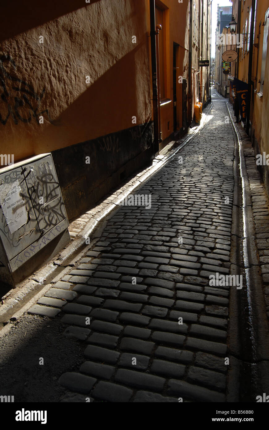 Schimmernde Pflastersteine in einer Straße in Stockholm im Regen Sonnenschein in einer winterlichen Nachmittag, Schweden, Skandinavien, Europa Stockfoto