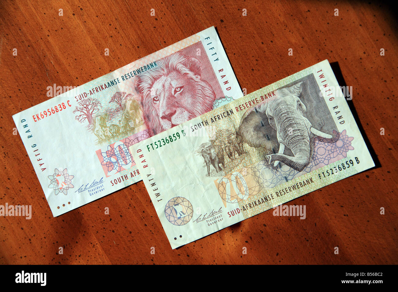 South African 20 und 50 Rand auf Tisch Stockfoto