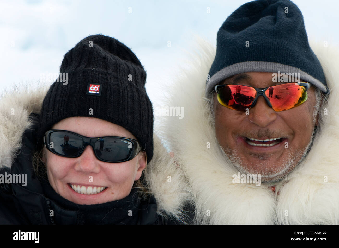 Inuit-Jäger, Jake Awa Pond Inlet mit touristischen Stockfoto