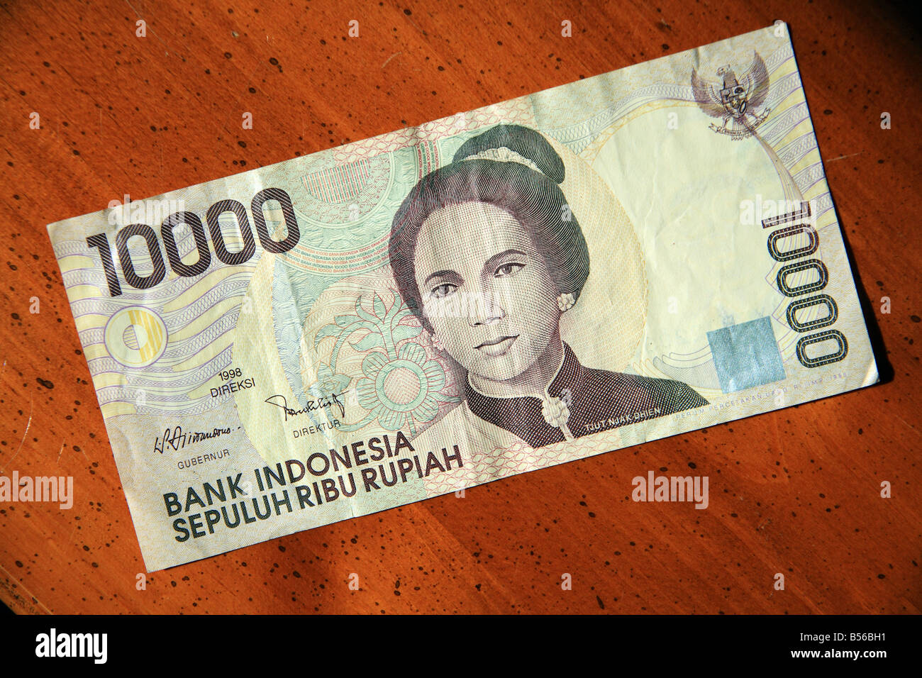 Indonesische 10000 Rupiah-Banknote auf Tisch Stockfoto