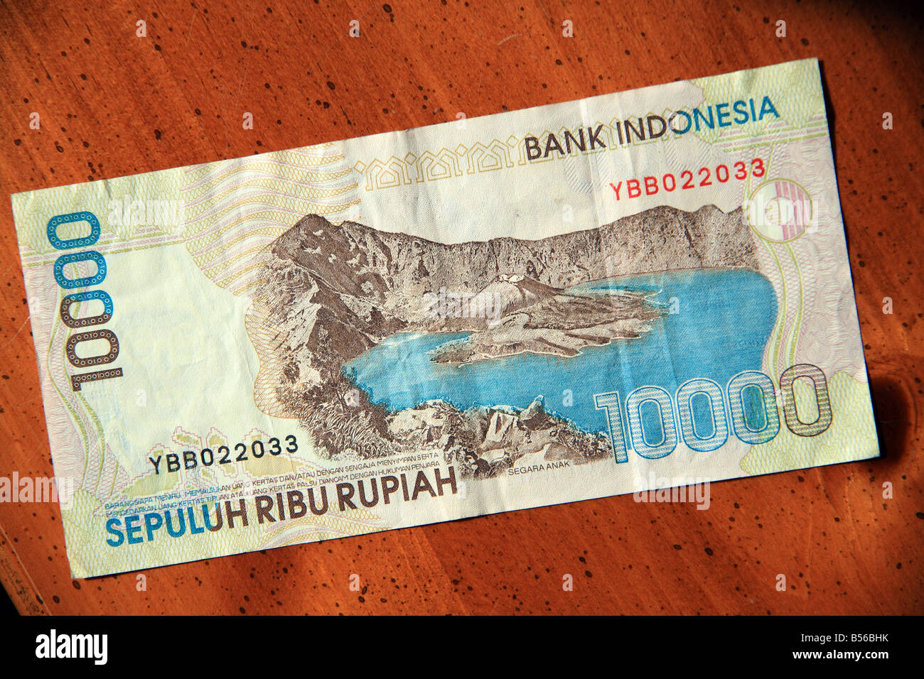 Indonesien 10000 Rupiah-Banknote auf Tisch Stockfoto