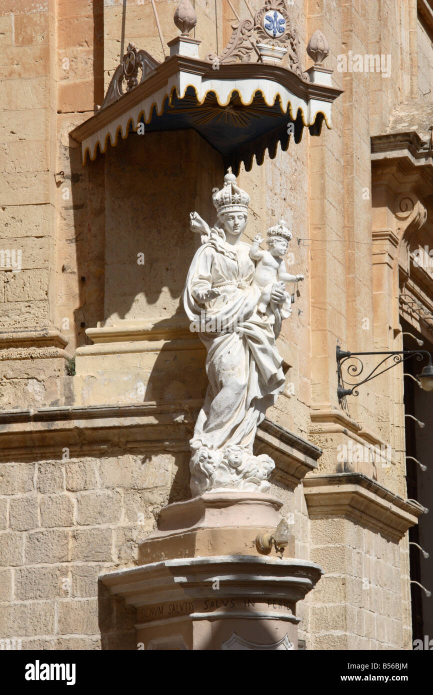 "Madonna mit Kind" in der Karmelitenkirche, Mdina, Malta. Stockfoto
