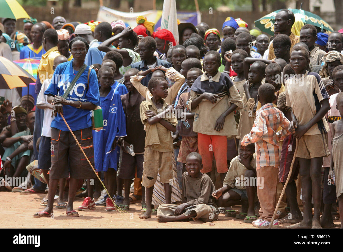 Eine Menge Männer, Frauen und Kinder versammeln sich in Platz der Freiheit, die Afrika-Malaria-Tag-Feierlichkeiten in Rumbek South Sudan zu besuchen Stockfoto