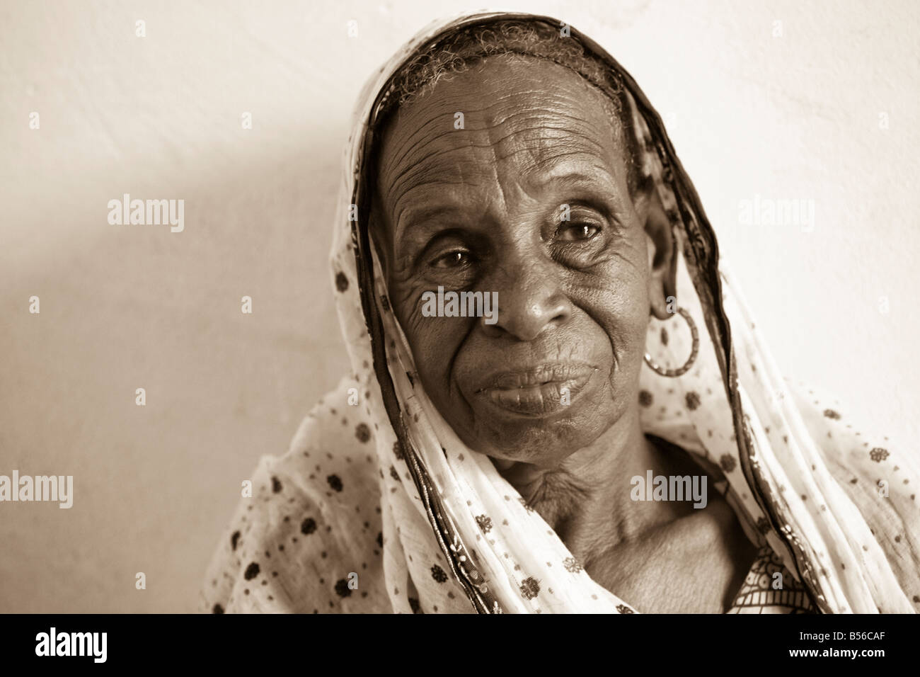 Binta, eine ältere Fulbe-Frau aus der Region Djibo von Burkina Faso, ist gekommen, um Verwandte in der Hauptstadt Ouagadougou zu besuchen Stockfoto