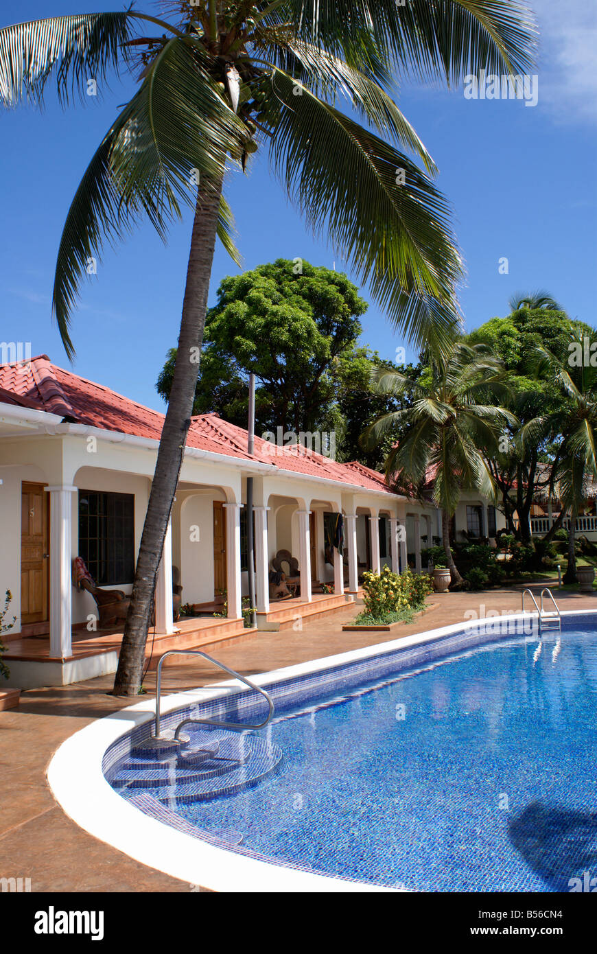 Die Zimmer und der Pool im Hotel Casa Canada Hotel auf Big Corn Island, Nicaragua, Mittelamerika Stockfoto