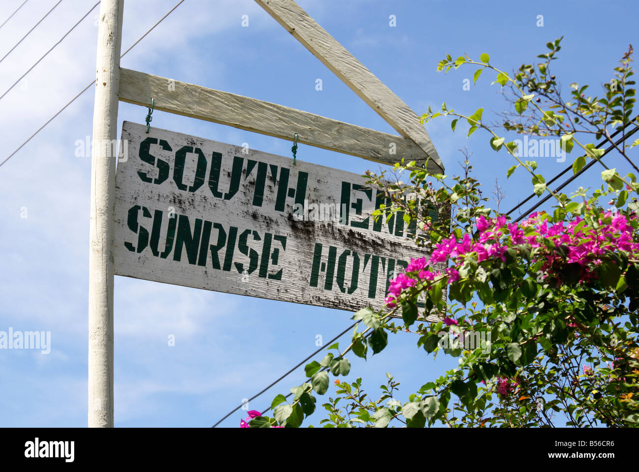 South End Sunrise Hotel holzschild und Bougainvillea auf Big Corn Island, Nicaragua, Mittelamerika Stockfoto
