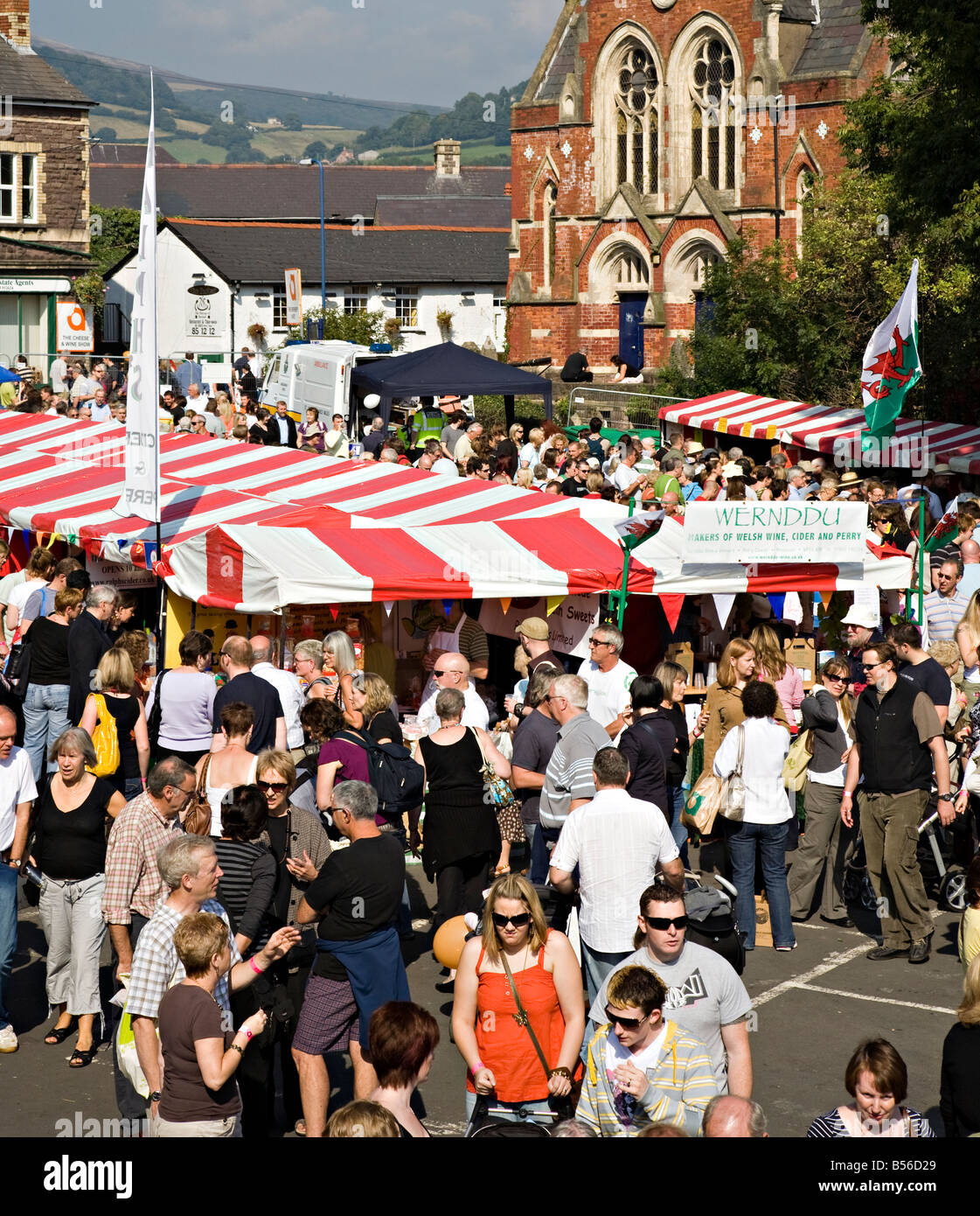 Menschenmassen auf Abergavenny Food Festival Wales UK Stockfoto