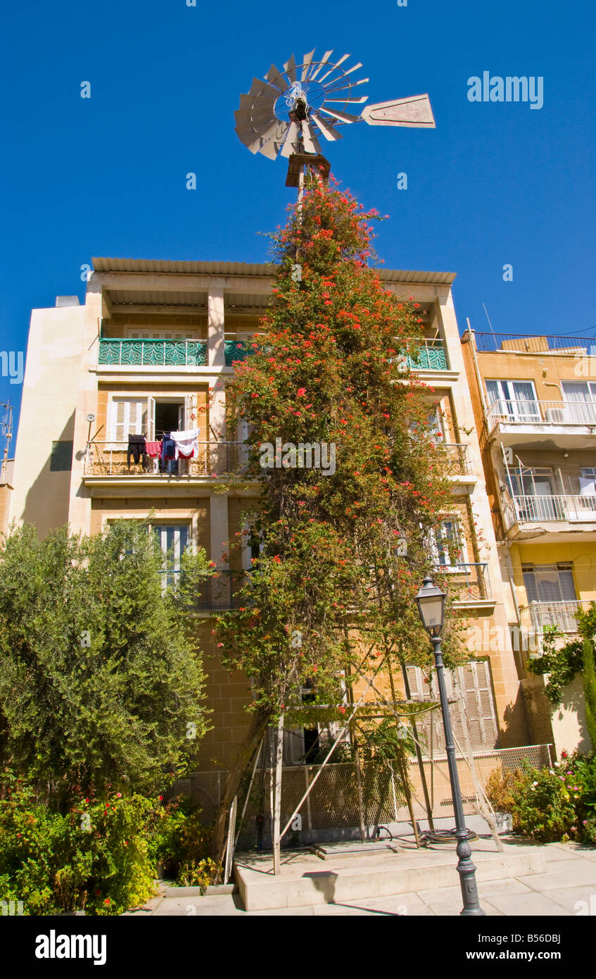 Appartementhaus mit Windmühle außerhalb im Stadtzentrum im südlichen EU-Nicosia Zypern Stockfoto