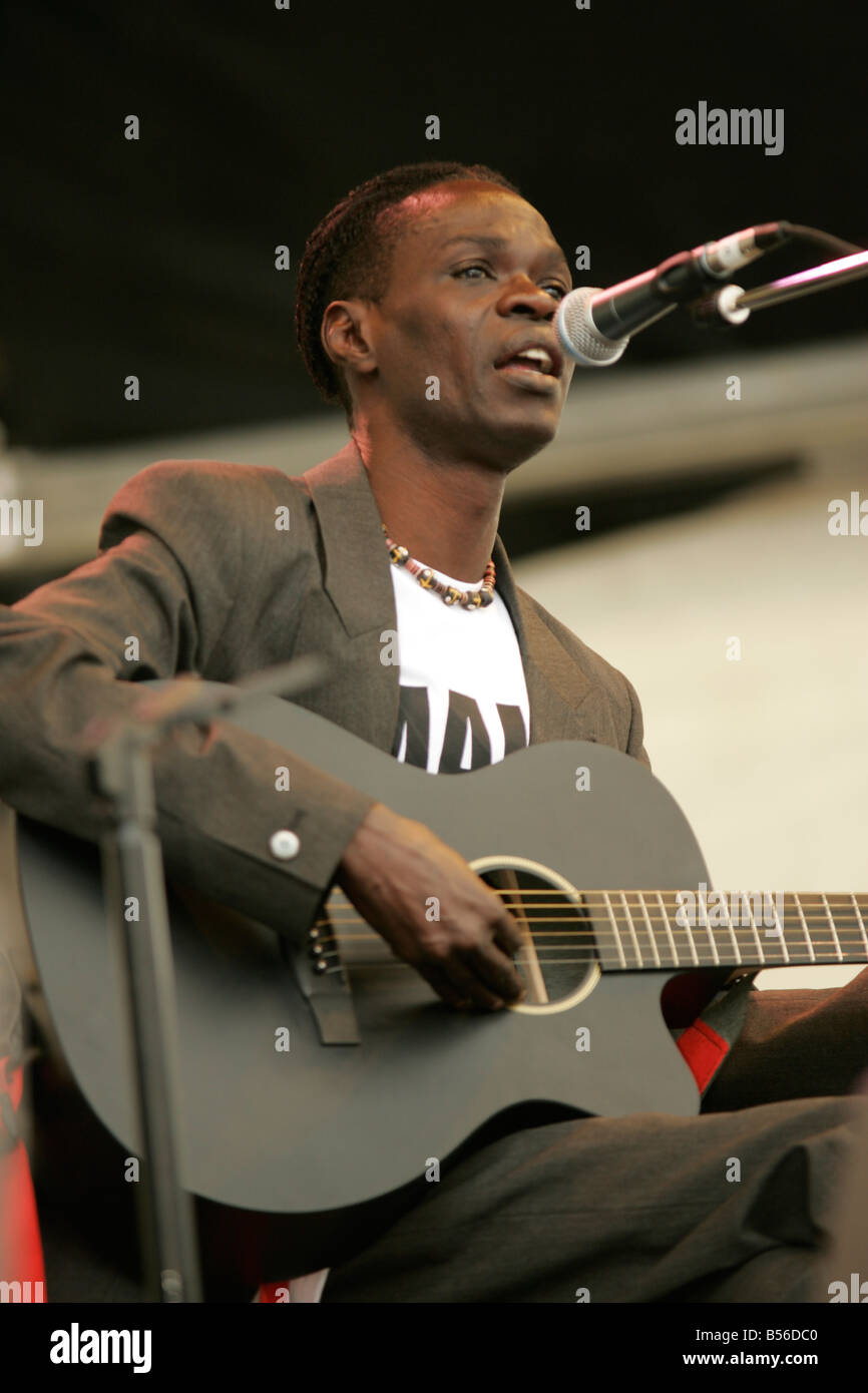 Baaba Maal spielt die Masse an der Make Poverty History Rallye in Edinburgh 2005 Stockfoto