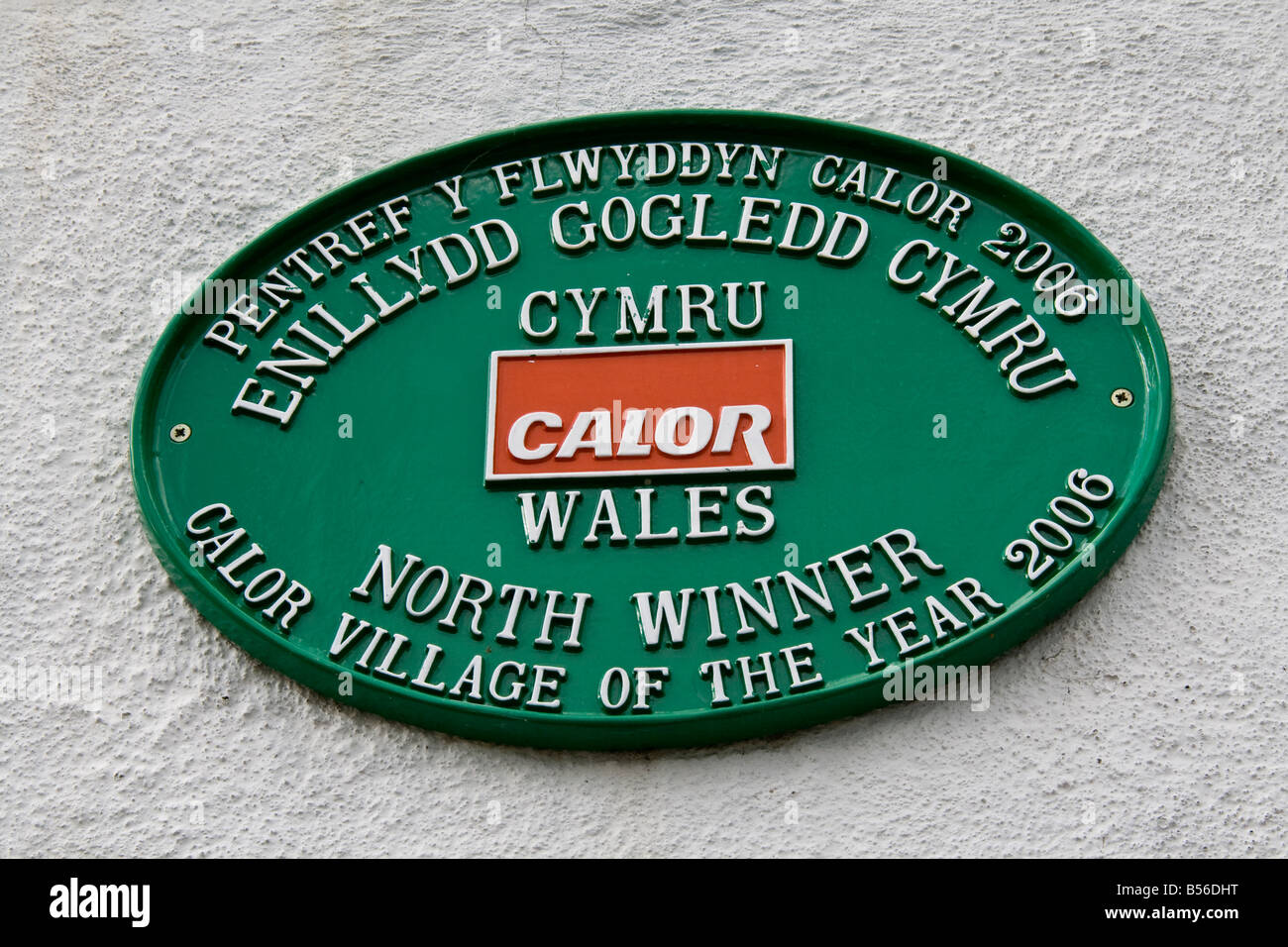 Gedenktafel in Trefriw, Conwy zum Gedenken an das Dorf als das Calor-Dorf der Kategorie Jahr 2006 Nord-Gewinner Stockfoto