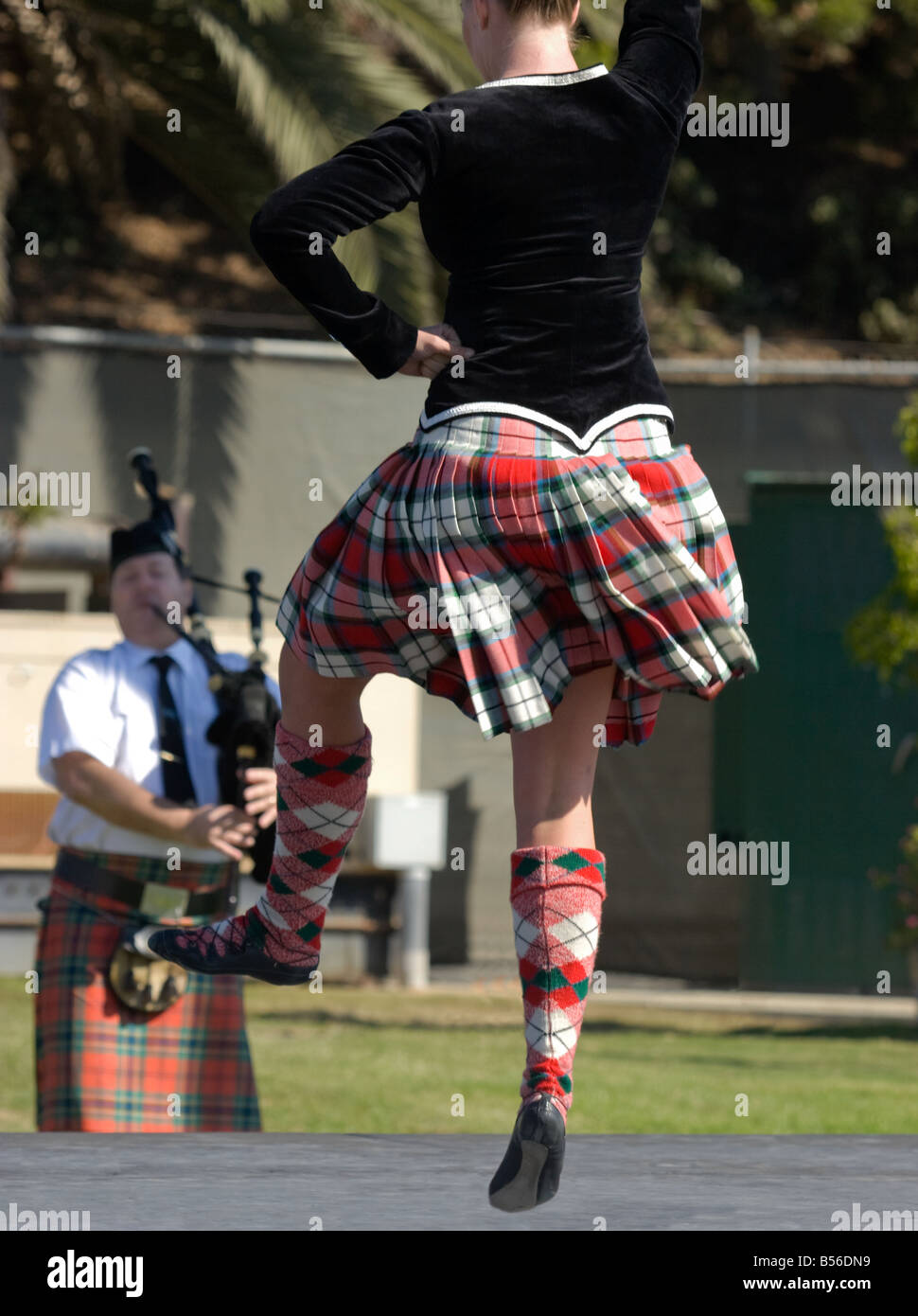 Scottish Highland Tänzer tanzen zu den Klängen eines Spielers Tasche Rohr Stockfoto