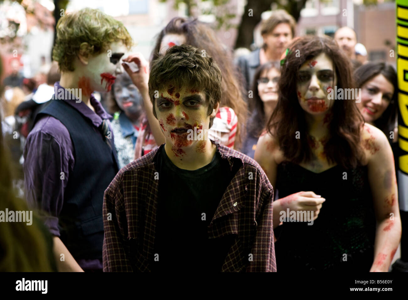 Am 25. Jahrestag des Jacksons Thriller video sammeln Seattle Zombies im Occidental Park um eine Thriller-Tanz-Veranstaltung. Stockfoto