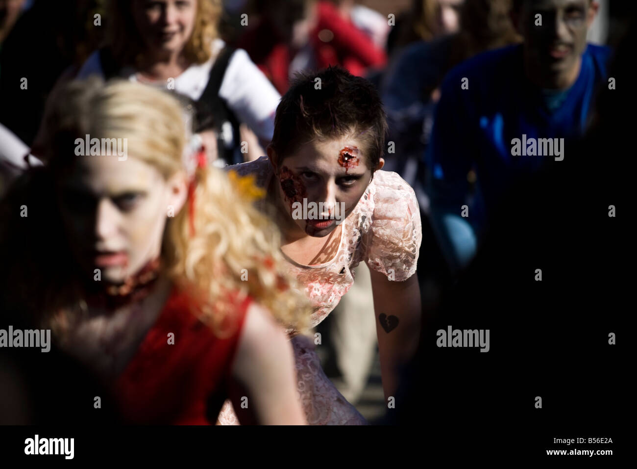 Am 25. Jahrestag des Jacksons Thriller video sammeln Seattle Zombies im Occidental Park um eine Thriller-Tanz-Veranstaltung. Stockfoto