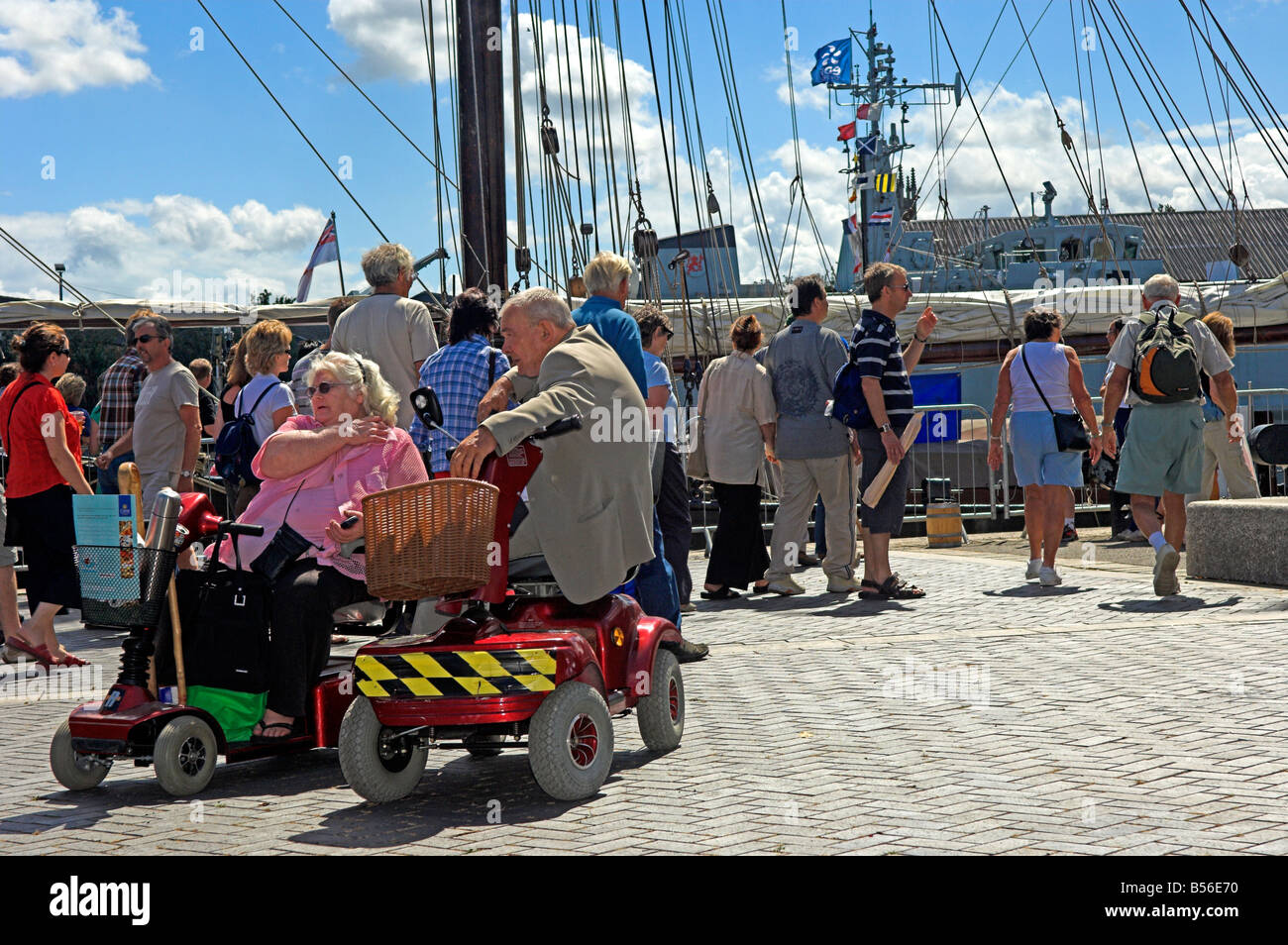 Zwei Personen mit Elektro-Roller Mobilität, Bristol Hafen-Festival zu besuchen Stockfoto